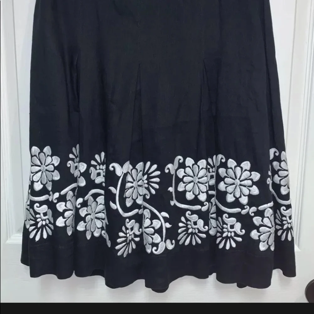 Ann Taylor Linen A-Line pleated Skirt Black with White Embroidery Detail Size 4 - Picture 2 of 9